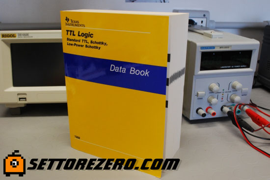 Databook Texas Instruments, copertina patinata, edizione 1988. Oltre 1100 pagine a 8 centesimi di euro, spedizione con FedEx inclusa (!!!)