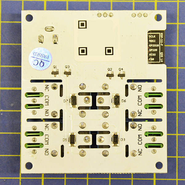 LinkNode R4 - vista posteriore. Sono stati realizzati dei canali per aumentare l'isolamento tra i contatti dei relè e il resto del circuito